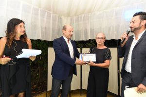 Elizabeth Missland viene premiata da Riccardo Mastrangeli