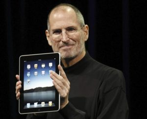 Steve Jobs presenta il primo modello di iPad il 27 gennaio 2010