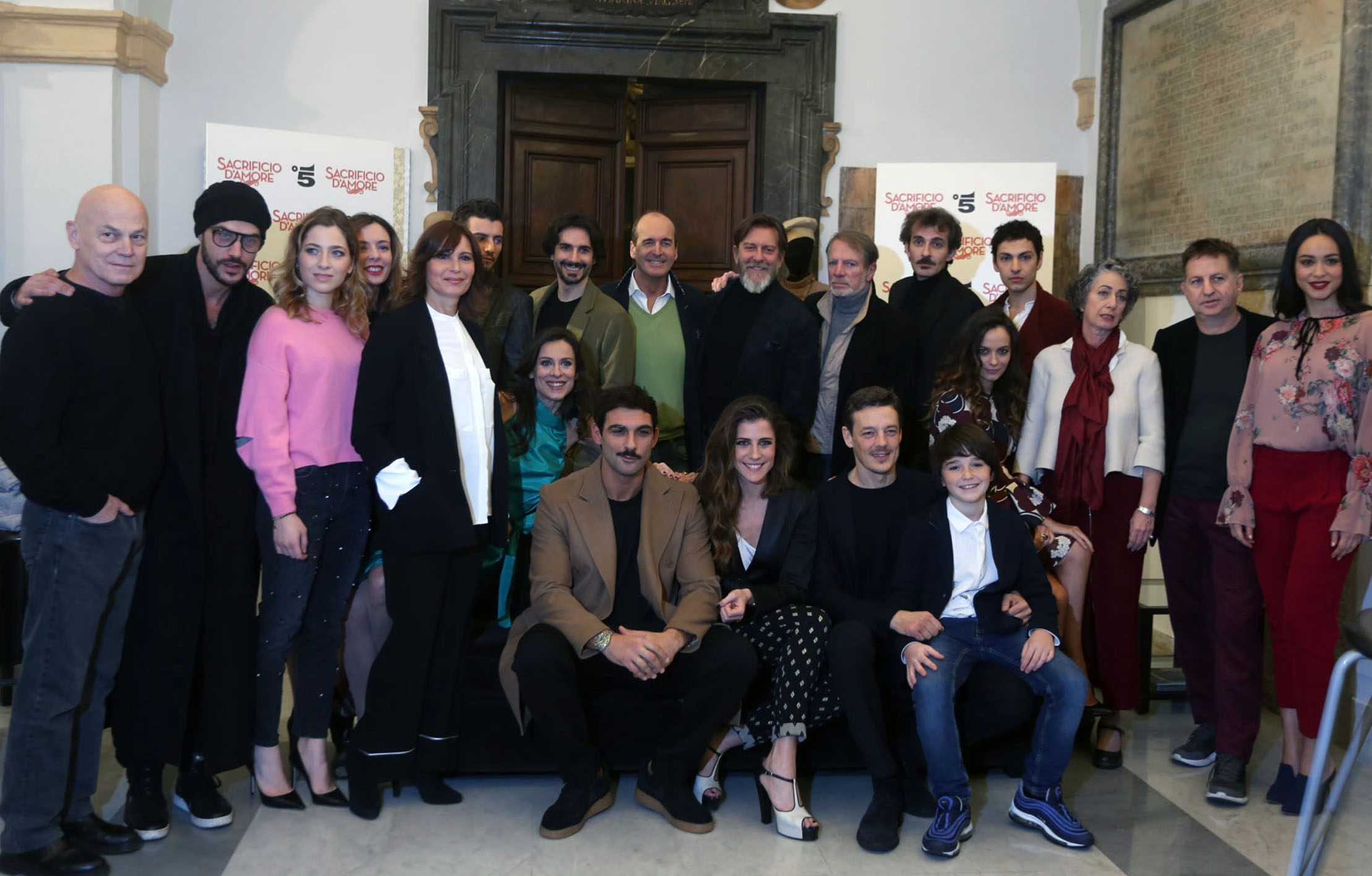 ROMA 06-12-17
TUTTA LA TROUPE E GLI ATTORI  DELLA FICTION ITALIANA DI RTI MADIASET- ENDEMOL SACRIFICO D'AMORE COL REGISTA CARNACINA - IL PRODUTTORE CESARANO E GLI ATTORI  IN ONDA 21 PUNTATE DAL 8 DIC 17