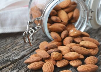 latte di mandorle fatto in casa