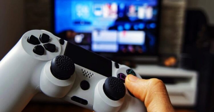 uomo continua a giocare