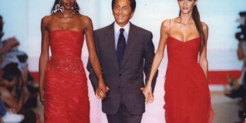 Valentino Garavani con Naomi Campbell e Gisele Bündchen in abiti rossi iconici su passerella