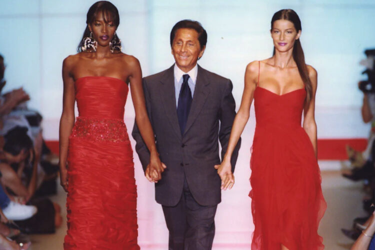Valentino Garavani con Naomi Campbell e Gisele Bündchen in abiti rossi iconici su passerella