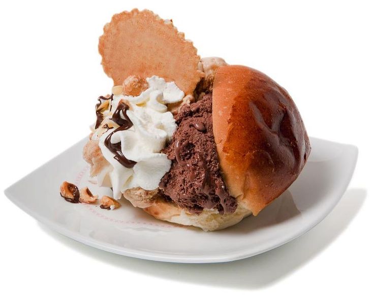 Gelato siciliano servito in una brioche